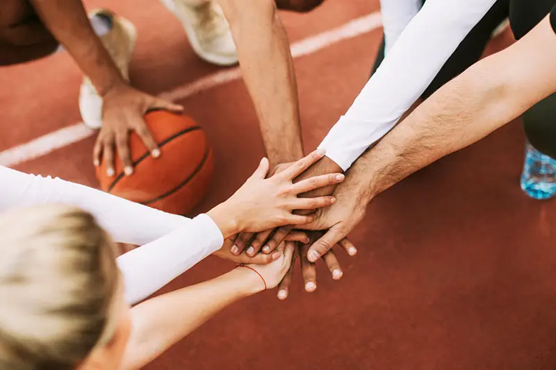 कॉलेज स्पोर्ट्स लीग प्रोफेशनल लीग से किस प्रकार भिन्न हैं